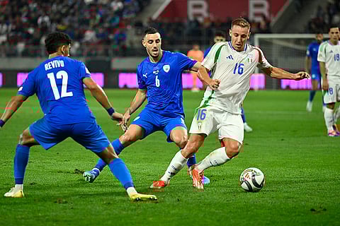 2024–25 UEFA Nations League, Israel vs Italy: Italy's Davide Frattesi, centre right, challenges for the ball with Israel's Neta Lavi